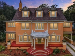 The Gator Manor – 6 Bedrooms Walk to UF / Stadium